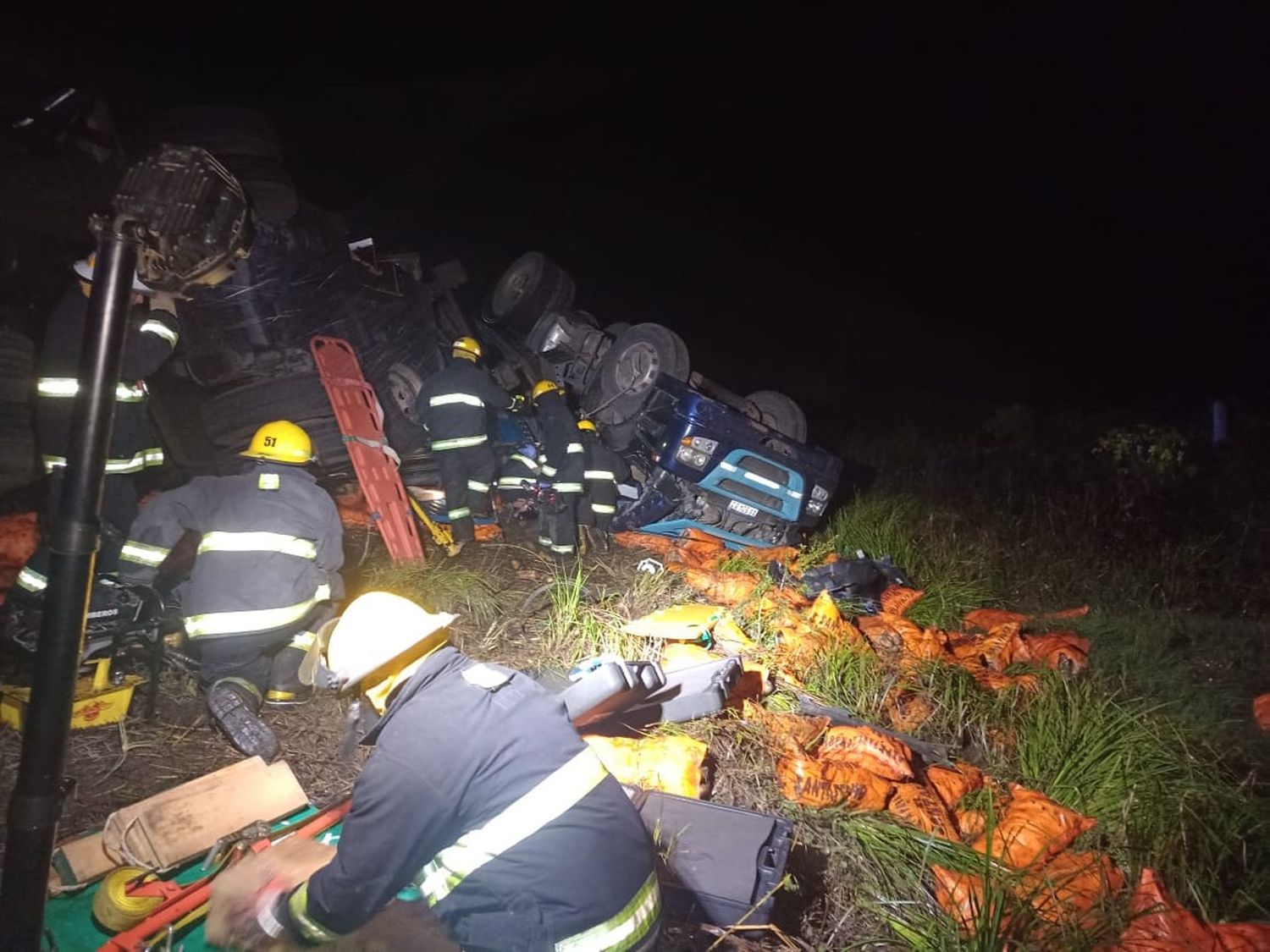 Volcó un camión y su conductor quedó atrapado en la cabina
