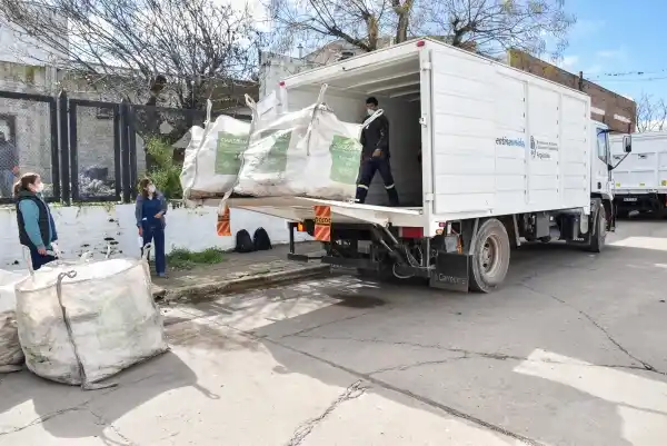 La Escuela Municipal Nº 1 y la Orquesta Escuela recuperaron más de 1.500 kilogramos de plásticos para construir “madera”