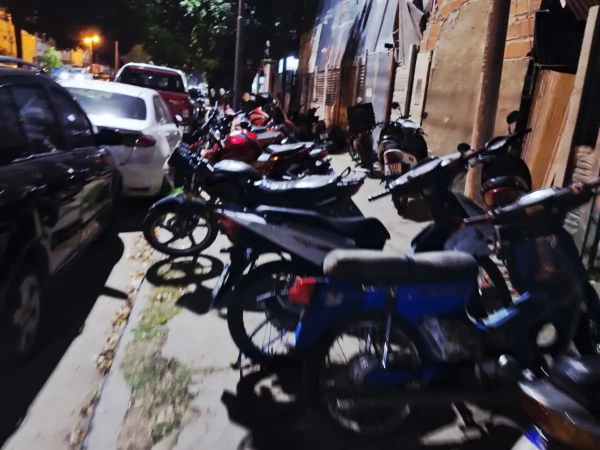 ¿Tendremos que aprender a volar?: reclamo por motos estacionadas en la vereda