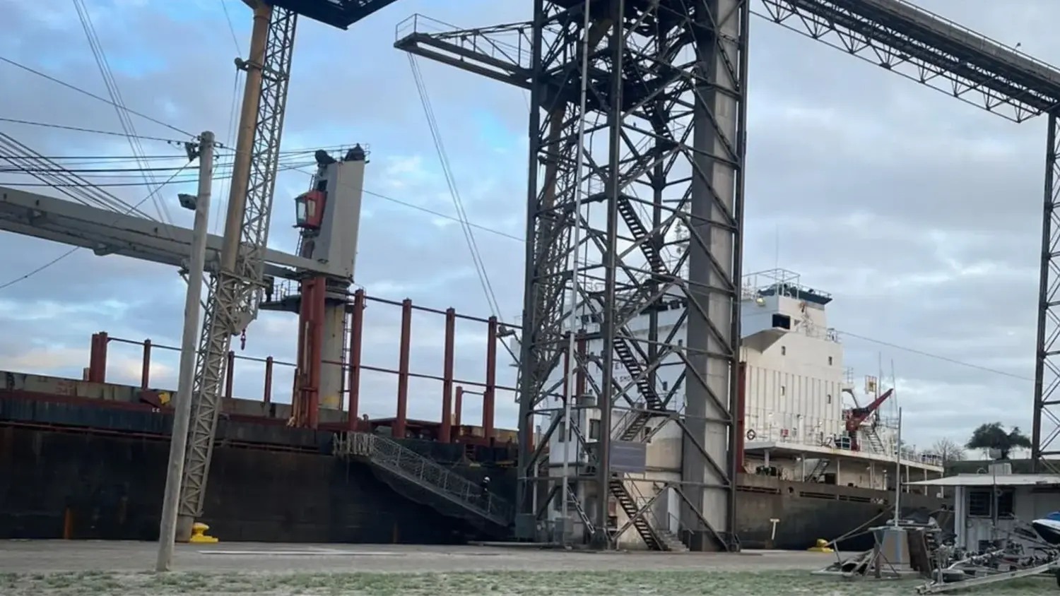 Puerto de San Pedro: cargan más de 5.000 toneladas de porotos negros con destino a Venezuela