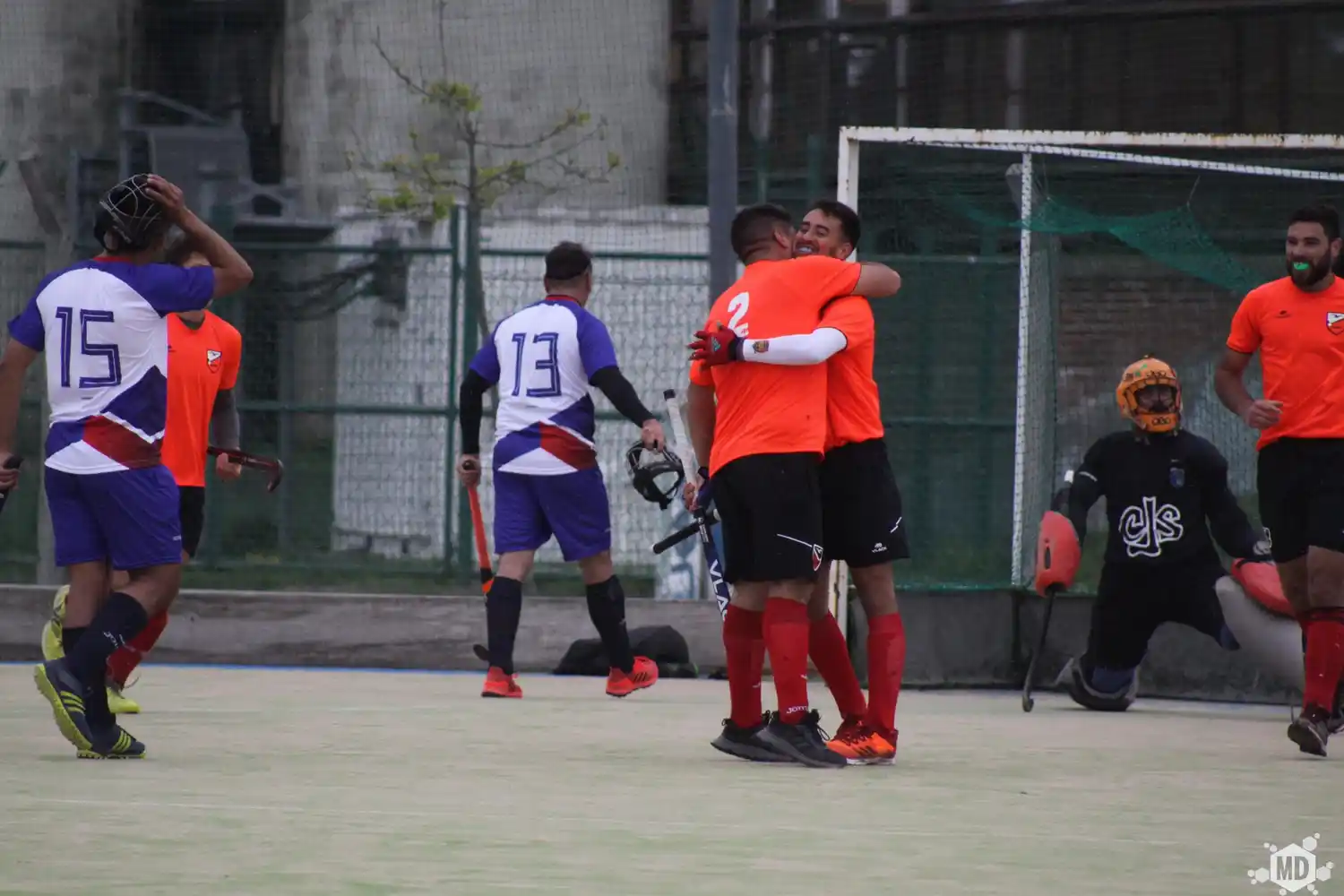 Goleada de los caballeros en el estreno