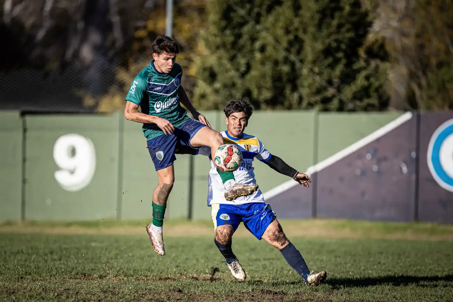 Fuertes, autor del gol que le dio el empate a Villa, intenta bajar el balón en el aire ante la marca de González