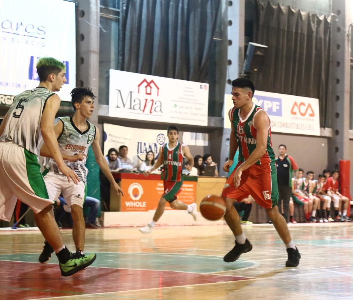 Neptunia no pudo con Estudiantes de Concordia en el arranque del cuadrangular