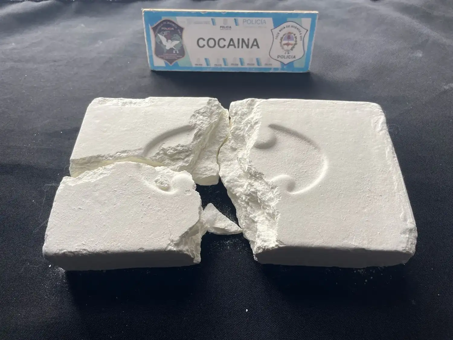 El ladrillo de cocaína secuestrado en uno de los puntos allanados por la Policía.