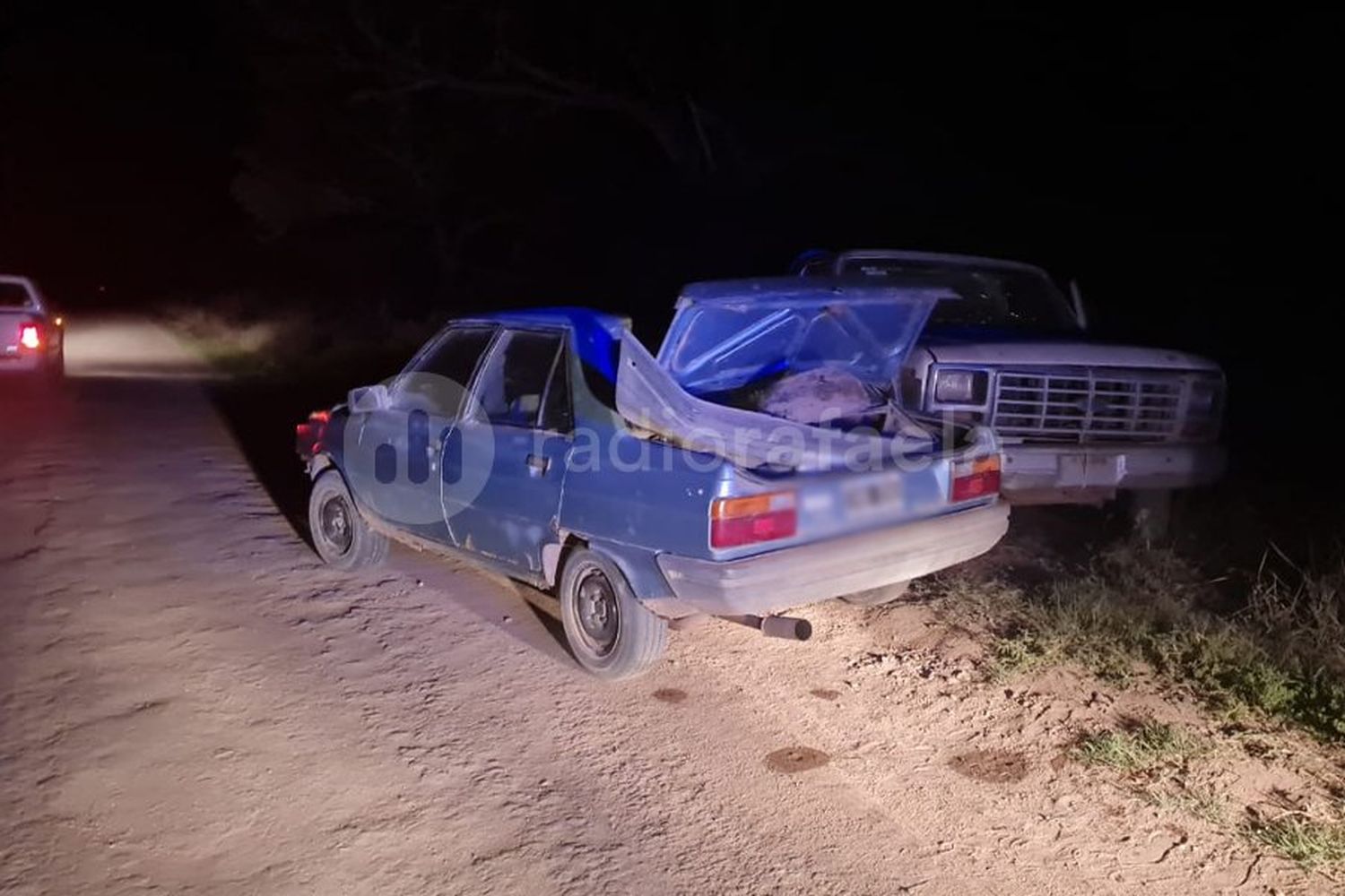 Reventó una cubierta, la estaba cambiando en la banquina y fue impactado por un Renault 9