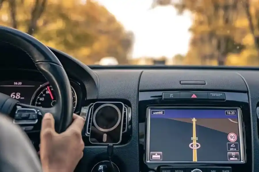 Cuál es el vínculo entre el olor a auto nuevo y el riesgo de enfermedades, según un estudio de Harvard