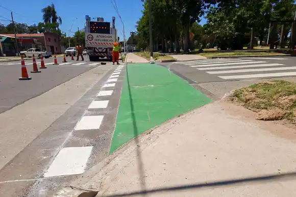 Comienza la colocación de sendas peatonales elevadas y piden precaución para circular por Avda. Mons. Rösch
