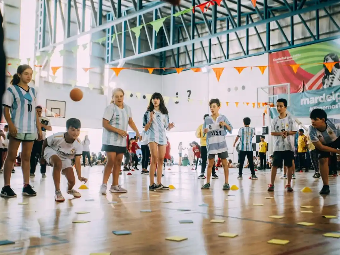 La oferta incluye una amplia variedad de disciplinas deportivas y actividades recreativas.