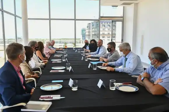 Guzmán explicó el plan con el FMI a gremialistas y empresarios