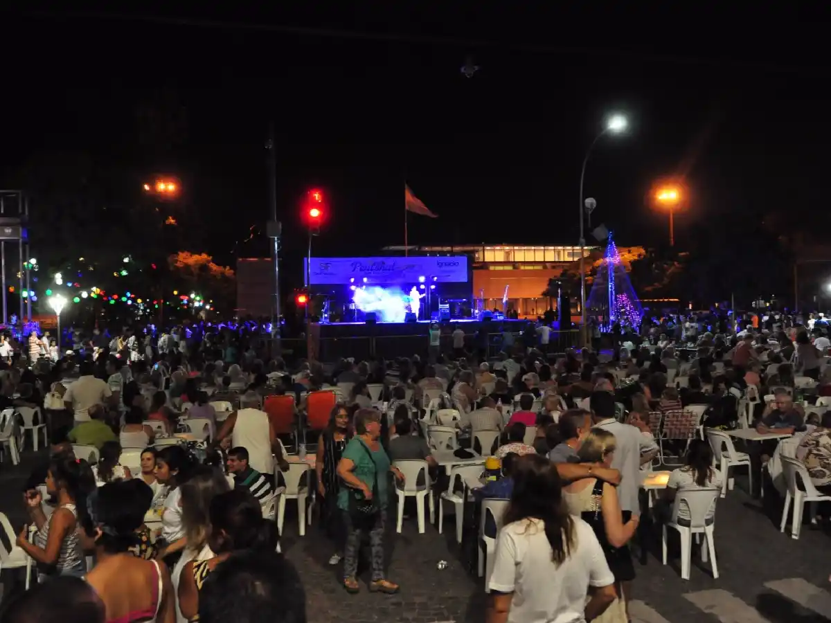 Pasó otra multitudinaria noche de "La Peatonal de la 25"