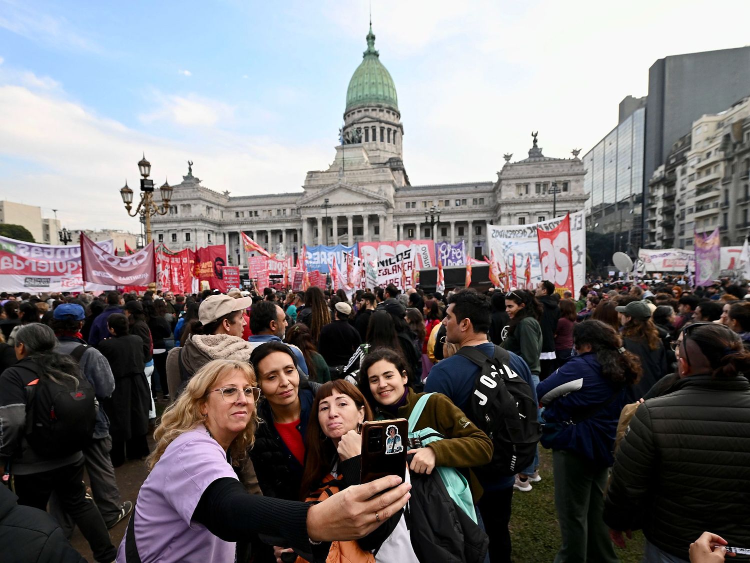 Masiva marcha del colectivo Ni Una Menos, artistas y científicos junto a los jubilados