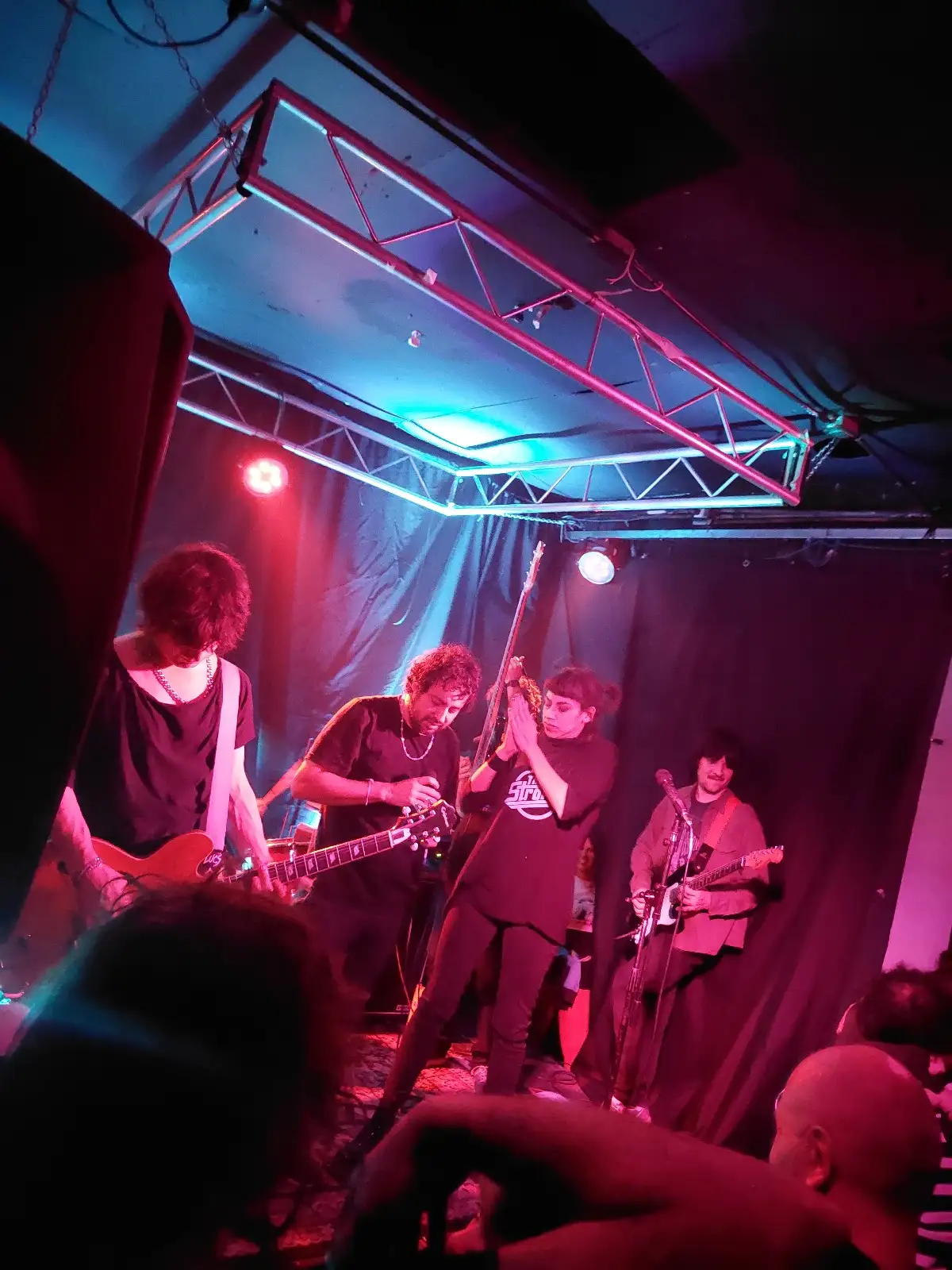 Hojas por el Barrio, la banda de Lautaro en el viejo escenario de Casa Unclan,
