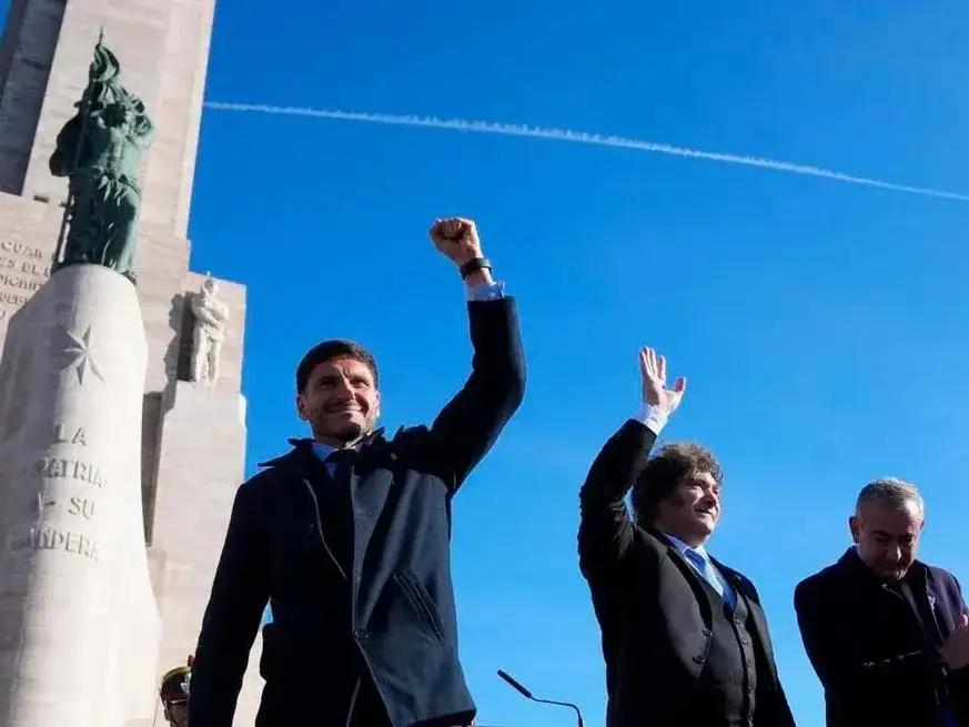 El gobernador y un diálogo con Milei, en el acto por el Día de la Bandera.