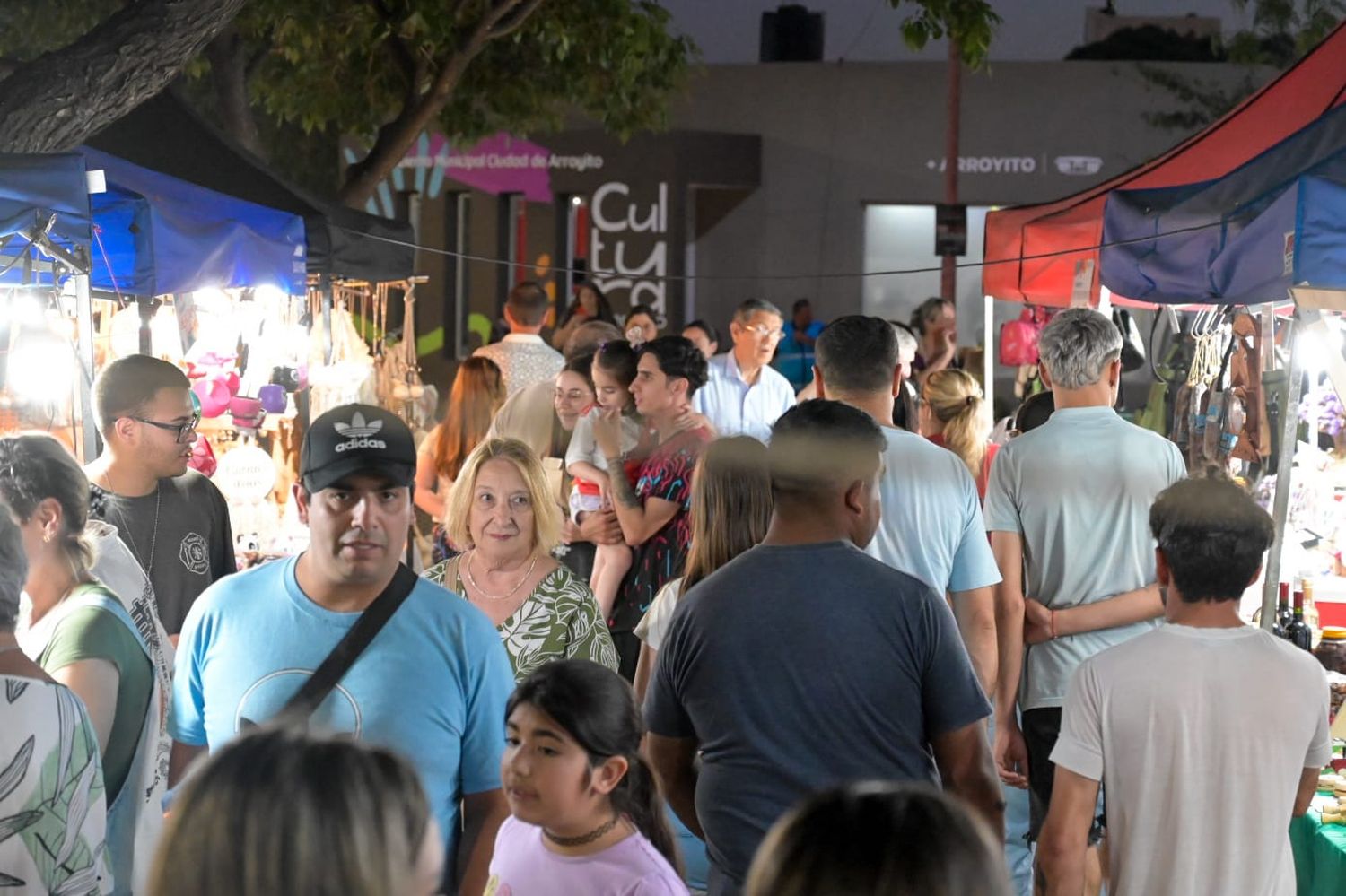 La Plaza 25 de Mayo recibe a la Feria Nacional de Artesanías