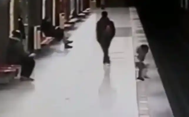 Video: un nene de 2 años cayó a las vías del subte