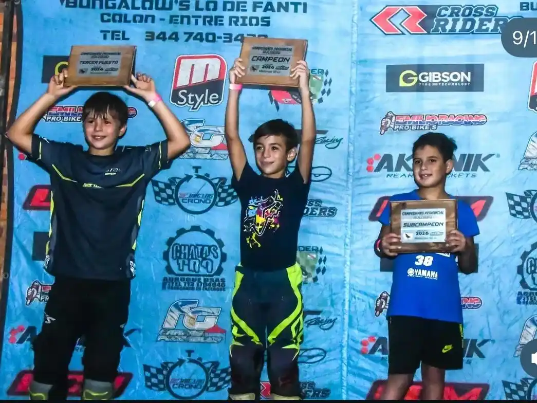 Valentino (centro) celebró su exitosa actuación en Colón.