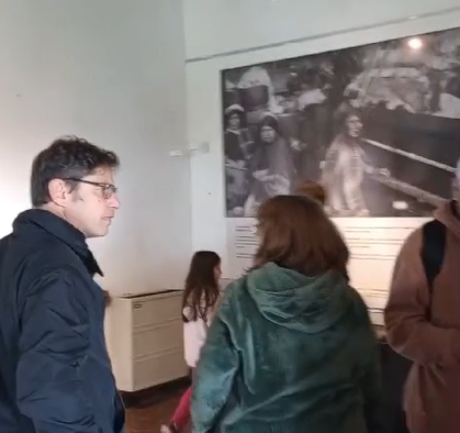 Kicillof en modo turista: paseó por un museo tradicionalista