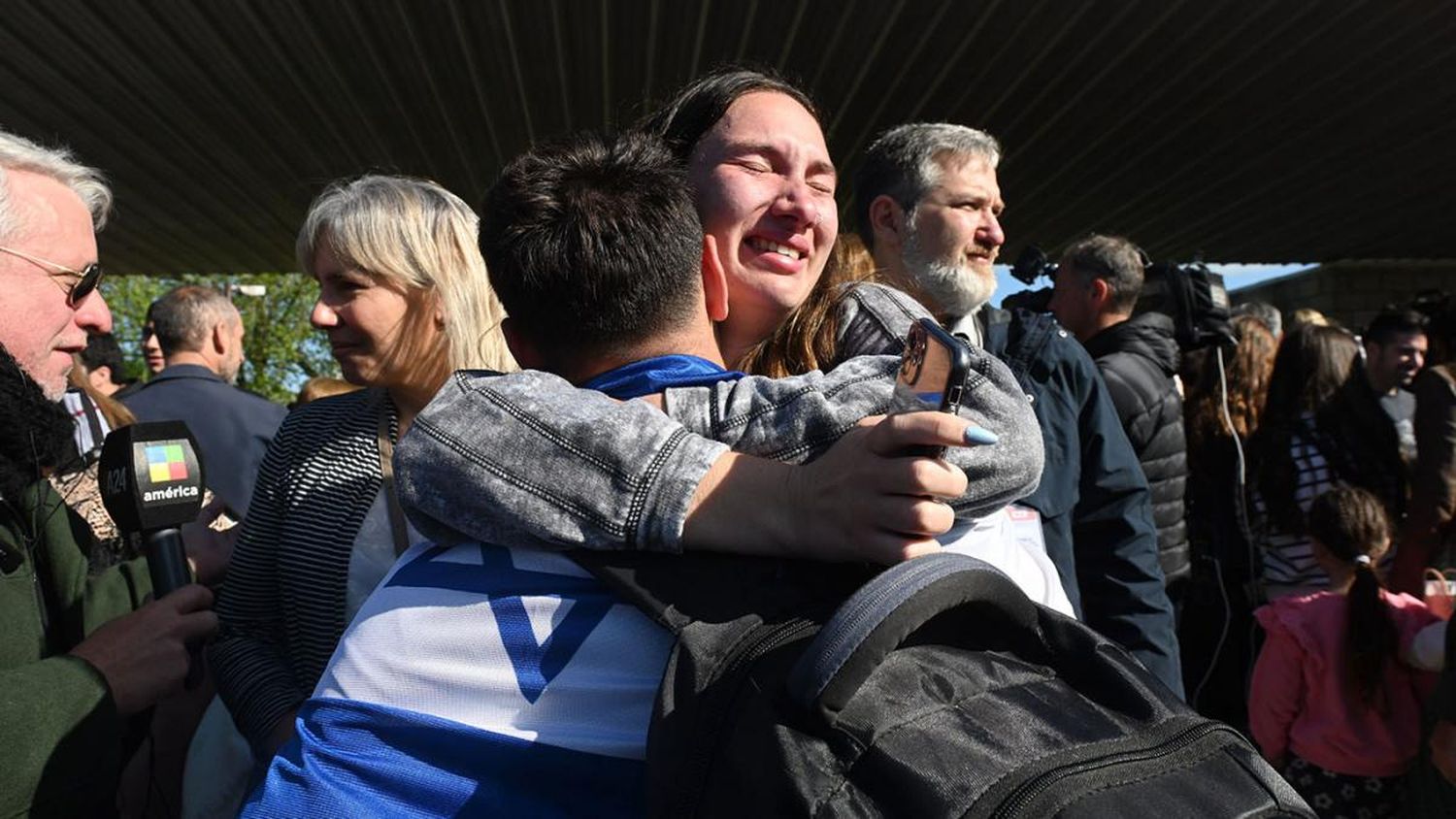 Fue recibido por un centenar de familiares que, entre abrazos de emoción y globos por el reencuentro, agradeció al Gobierno nacional por el operativo.