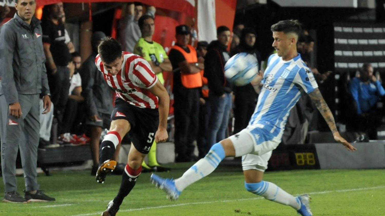 Racing venció a Estudiantes en el cierre del campeonato