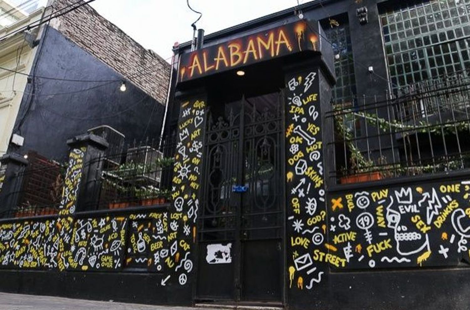 Brutal ataque a balazos contra un bar en pleno Pichincha