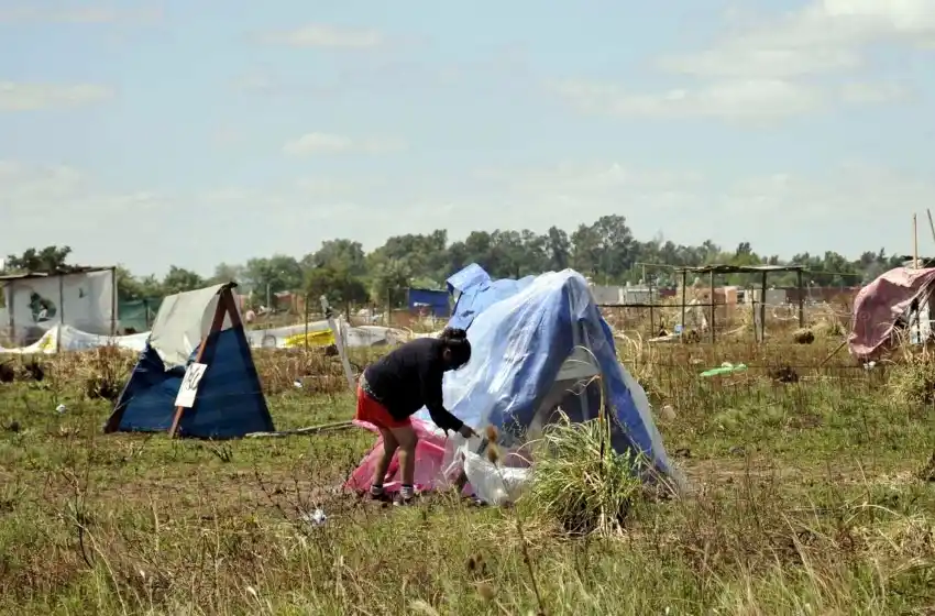 Toma de tierras en Los Hornos: los vecinos convocaron a una movilización y el juez aclaró su fallo