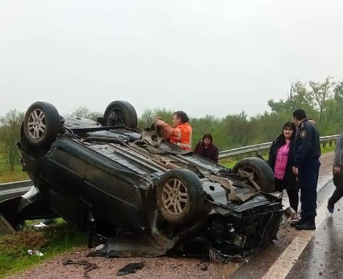 Espectacular vuelco de un auto: dos mujeres resultaron con lesiones y golpes