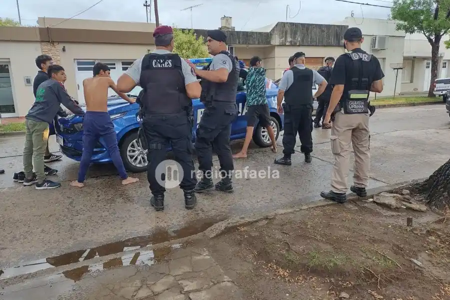 Gresca entre cuatro jóvenes en las calles de la ciudad: intervino la policía y fueron detenidos