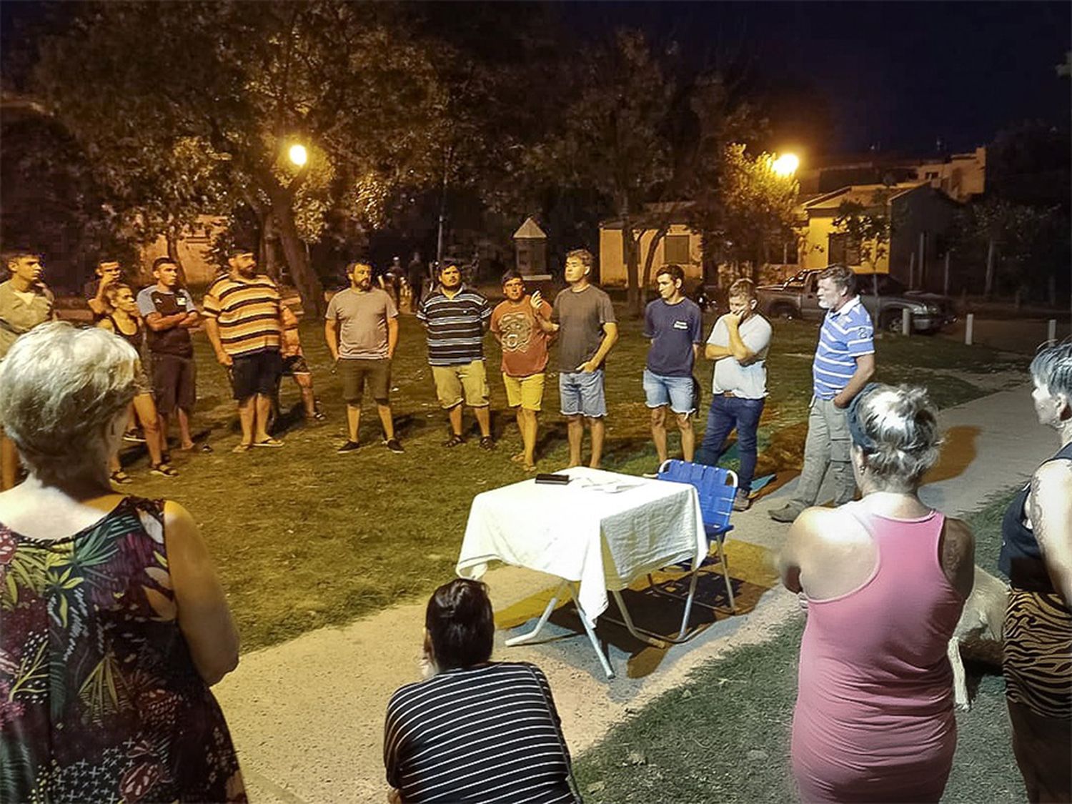 En la plaza Néstor Kirchner del Barrio 348, se anunció la construcción de obras de cordón cuneta y badenes para la calle Las Azucenas, entre Gervasio Méndez y Del Ivira.