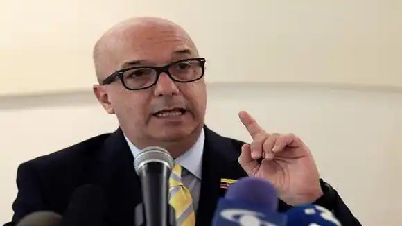 ¿SE LAVÓ LAS MANOS?  Simonovis aclara que no lidera “Ya casi Venezuela”