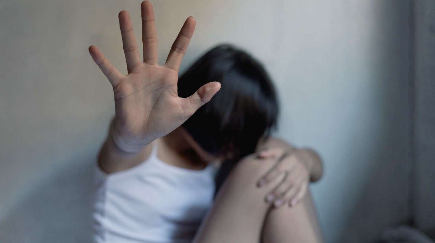 Un joven engañó a su vecina de 13 años, la encerró en el baño y abusó de ella