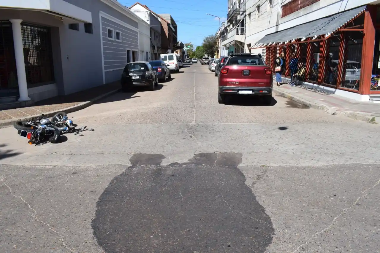 Fuerte choque: Una motociclista fue hospitalizada