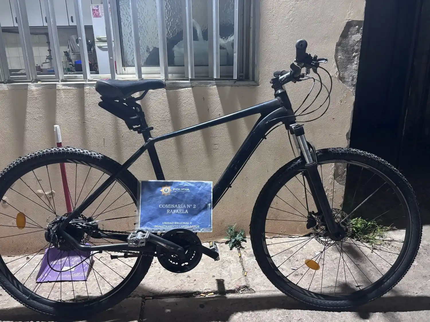 Dejaron una bicicleta abandonada frente al garaje de su casa y avisó a la policía