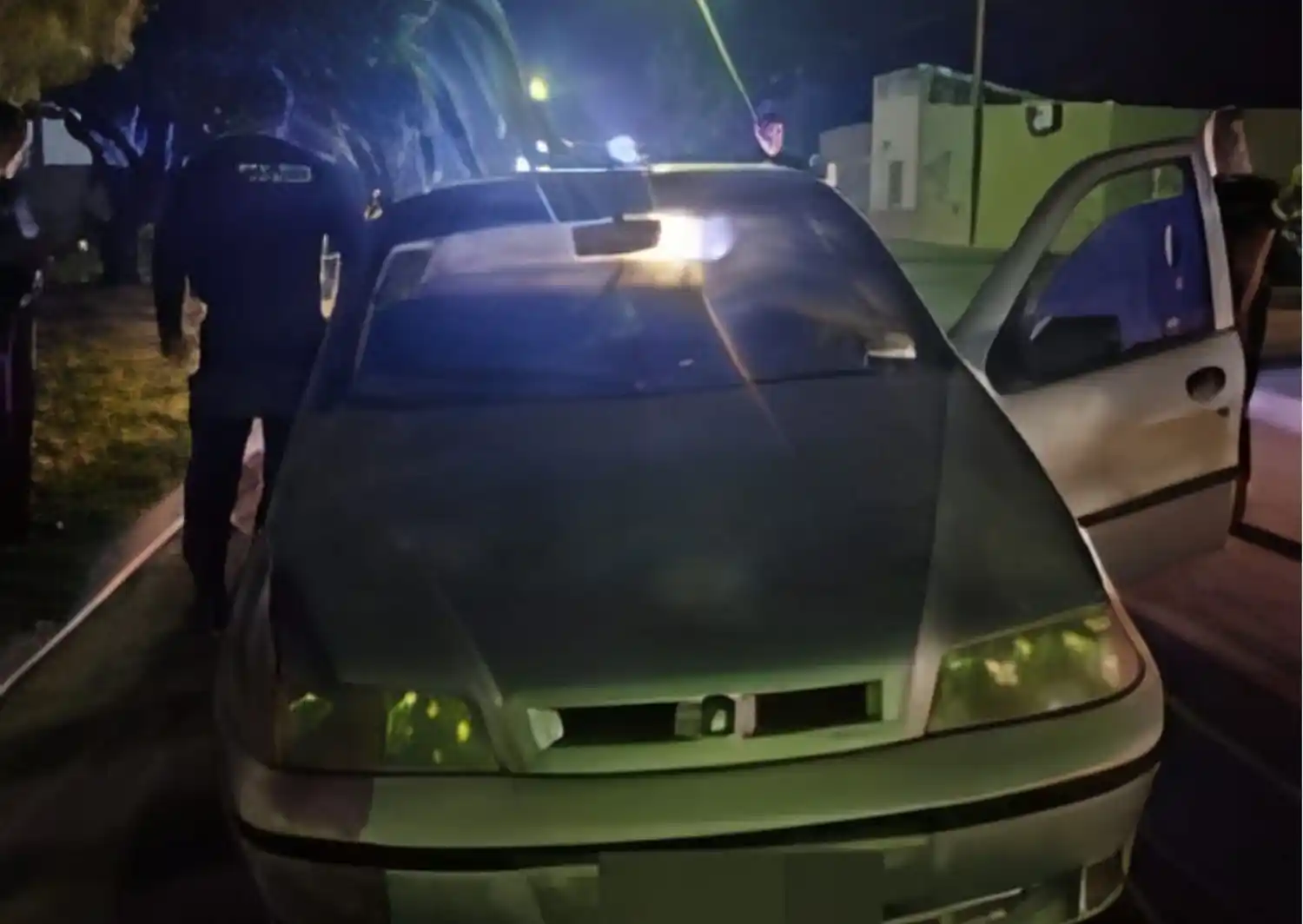 El auto secuestrado tras el operativo policial.