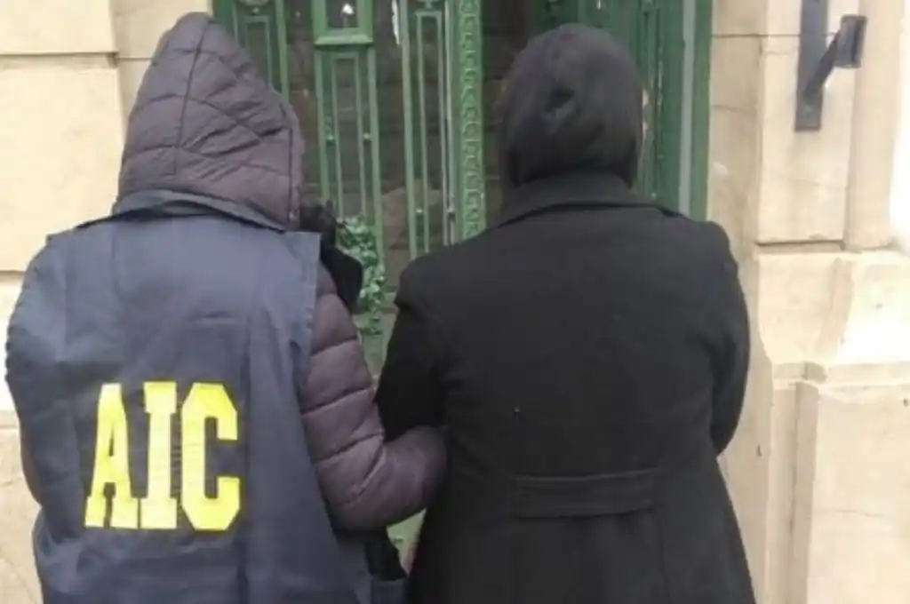 Una policía santafesina con una moto adulterada amenazó a colegas para que la liberaran