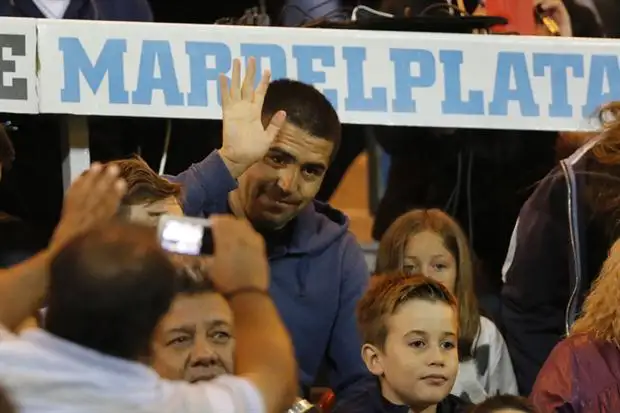 Juan Román Riquelme fue a la cancha y se llevó una gran ovación tras su retiro