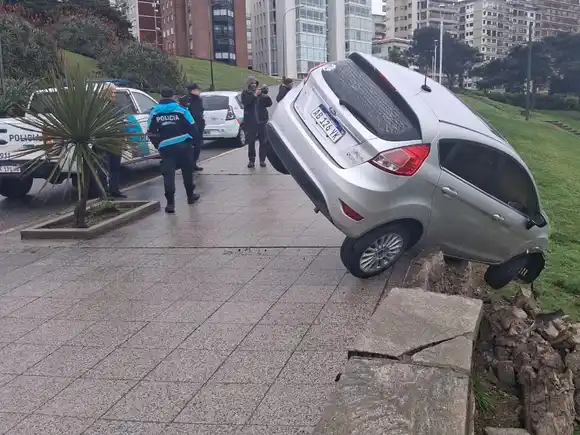 Impactante choque: perdió el control y quedó colgando en la costa