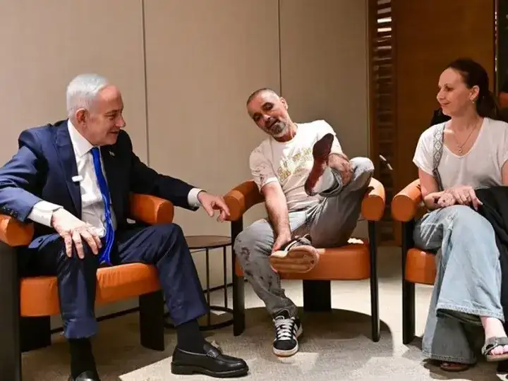 Benjamin Netanyahu y uno de los pasajeros que neutralizó a atacante de avión.