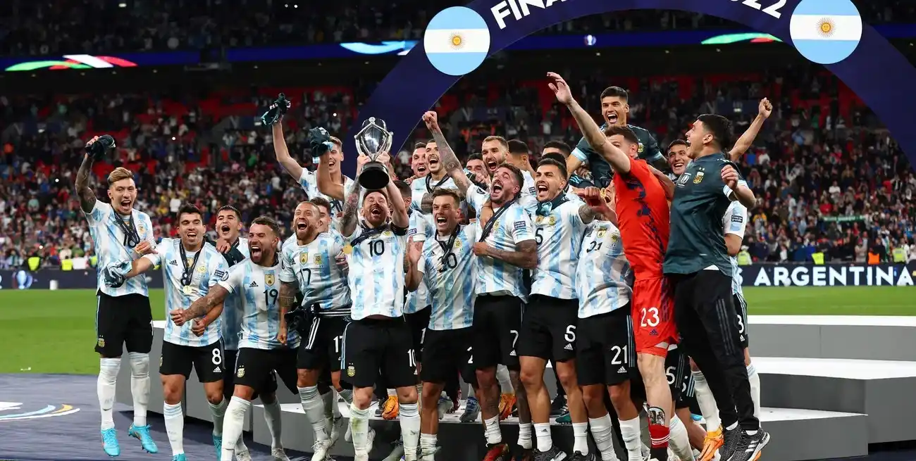Argentina con el trofeo de la Finalissima en 2022. Crédito: REUTERS/David Klein