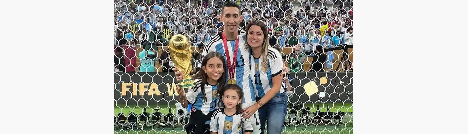 El jugador de Benfica junto a su familia, en la obtención de la Copa del Mundo.