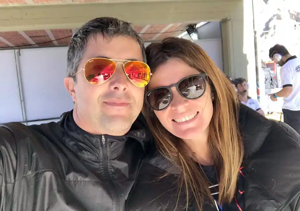 Merecido final. El que alcanzó Nicolás Valencia, en el Provincial de Automodelismo. Aquí, acompañado por su esposa, Laura