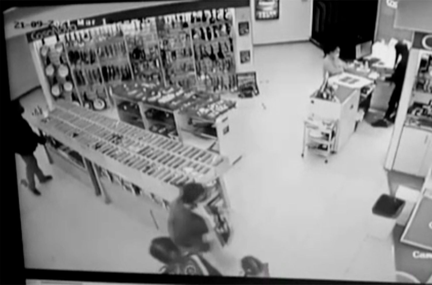 Robó una caja de cubiertos en el Shopping, pero lo vio una clienta
