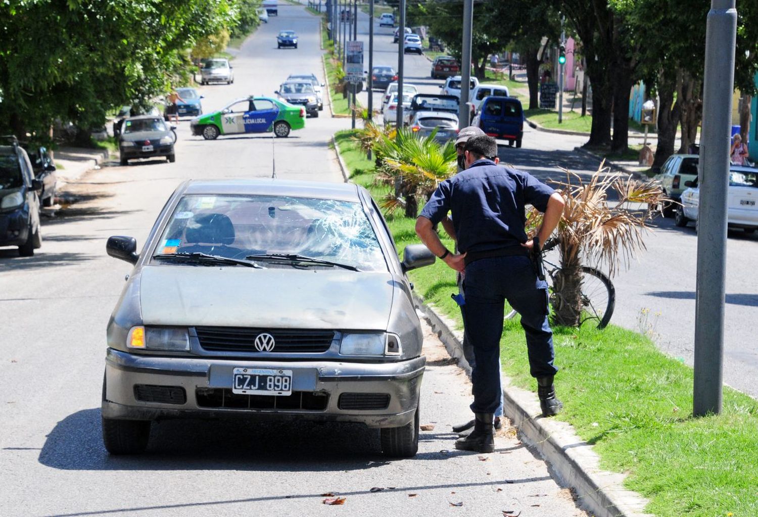 Un ciclista fue hospitalizado con politraumatismos al ser atropellado por un auto