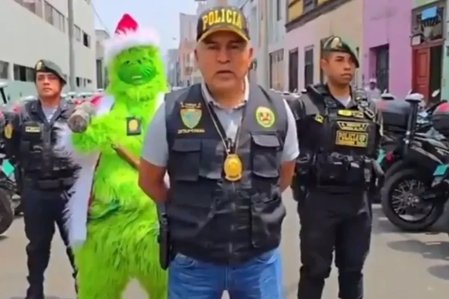 Un operativo inusual: un policía disfrazado del Grinch desbarató una banda narco