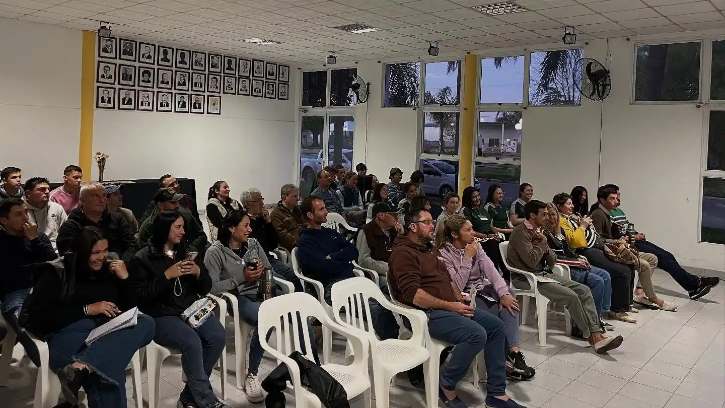 Exitosa charla sobre recambio de reinas y multiplicación en apicultura