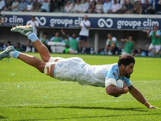 Bruni aterriza en el in-goal de Bordeaux para su primer try.