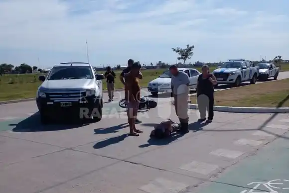 Embistió a una moto en plena madrugada, lo lesionó gravemente y escapó del lugar