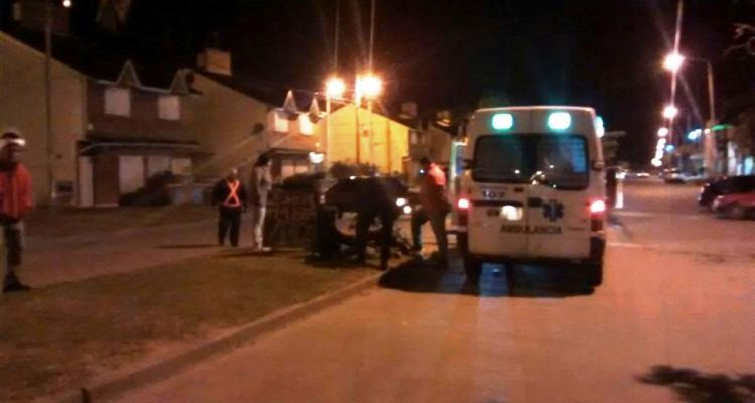 Accidente en 3 de Febrero y Larralde, motociclista trasladado al Hospital
