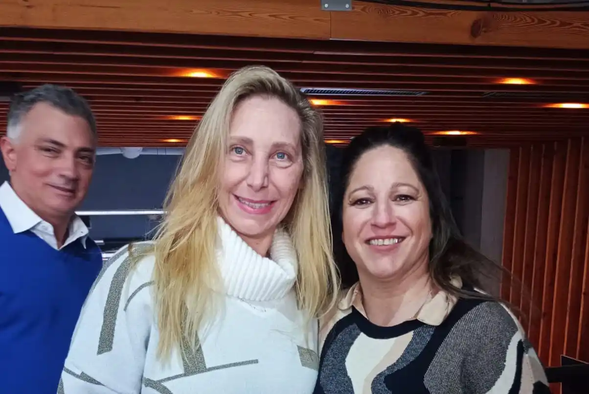 Analía Corvino junto a Karina Milei, con Sebastián Pareja detrás.