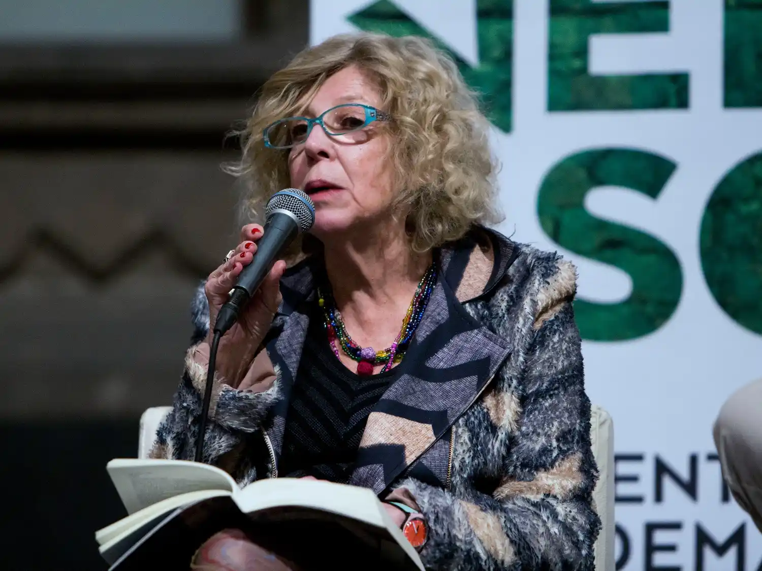 Tamara Kamenszain en una charla literaria, con su inconfundible estilo reflexivo y poético.