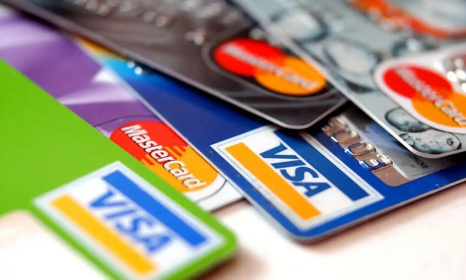 Tarjetas de crédito: La tasa de financiación para las 12 cuotas fijas subió al 132 por ciento